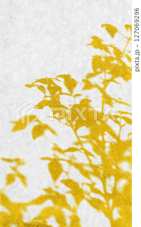 リアルな葉っぱを金箔で描いた、和風のシルエットアート 127069296