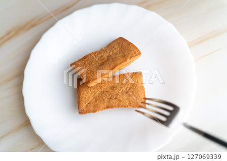 白皿にのせた焼き菓子の朝① 白皿にのせた焼き菓子の朝① 127069339