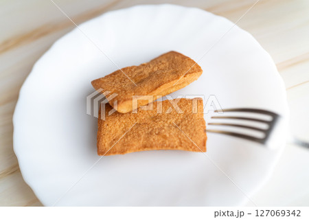 白皿にのせた焼き菓子の朝④ 127069342