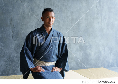 浴衣を着て正座する外国人観光客 浴衣を着て正座する外国人観光客 127069353