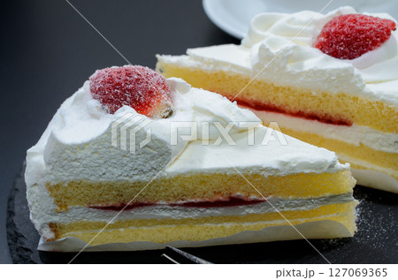 美味しいイチゴのショートケーキ 127069365