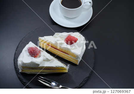 美味しいイチゴのショートケーキ 127069367