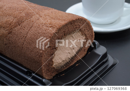贅沢な生チョコ仕立てのロールケーキ 贅沢な生チョコ仕立てのロールケーキ 127069368