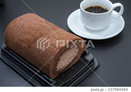 贅沢な生チョコ仕立てのロールケーキ 贅沢な生チョコ仕立てのロールケーキ 127069369