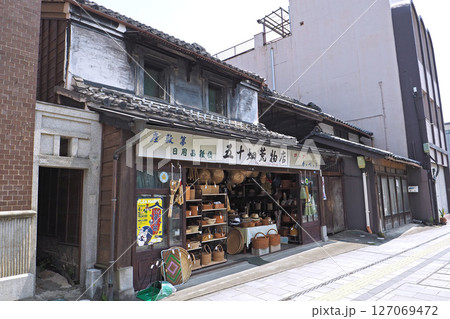 蔵の街大通りの蔵造りの建物【栃木県栃木市】 127069472