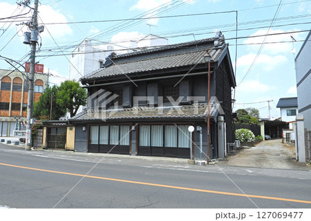 蔵の街大通りの蔵造りの建物【栃木県栃木市】 127069477