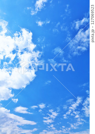 秋の青空と雲 127069523