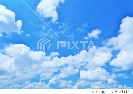 夏の青空と雲 127069534