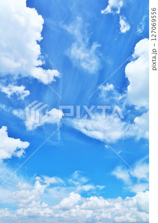 夏の青空と雲 127069556