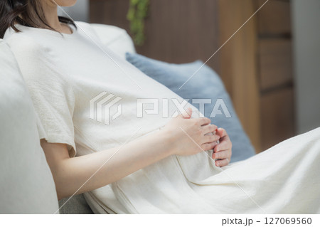 リビングの妊婦 127069560