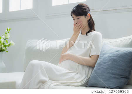 リビングの妊婦 127069566