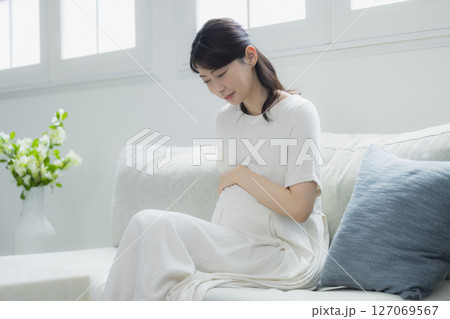 リビングの妊婦 127069567