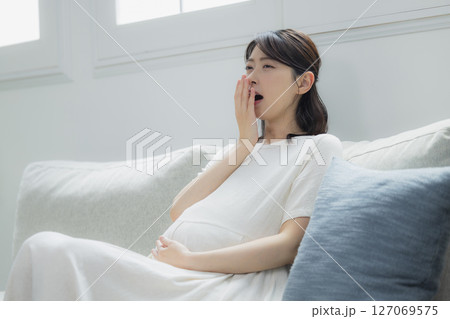 リビングの妊婦 127069575