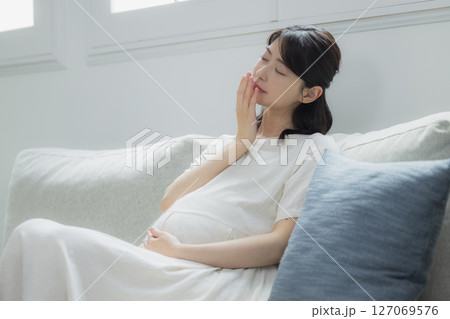リビングの妊婦 127069576