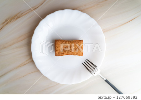 白皿にのせた焼き菓子の朝 127069592