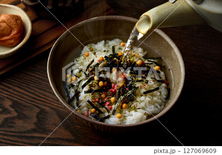お茶漬けにお湯を注ぐ 127069609