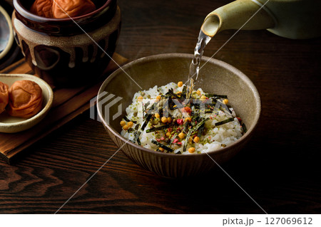 お茶漬けにお湯を注ぐ 127069612