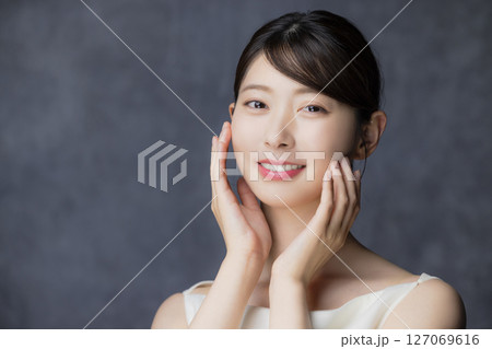 肌の潤いを実感する女性 肌の潤いを実感する女性 127069616