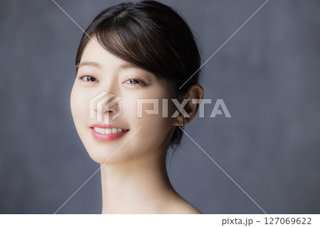 肌の潤いを実感する女性 127069622