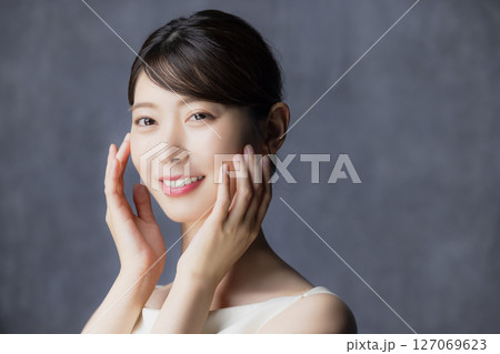 肌の潤いを実感する女性 127069623