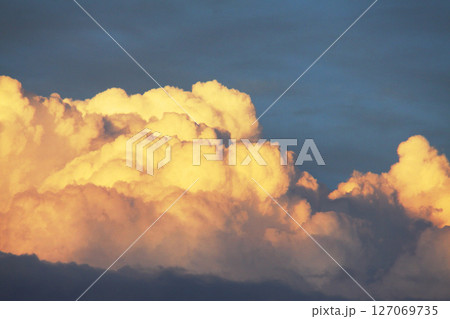 サンパウロ州の夕陽に照らされる入道雲　ブラジル 127069735