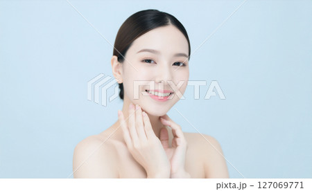 肌をチェックする二十代の日本人女性 127069771