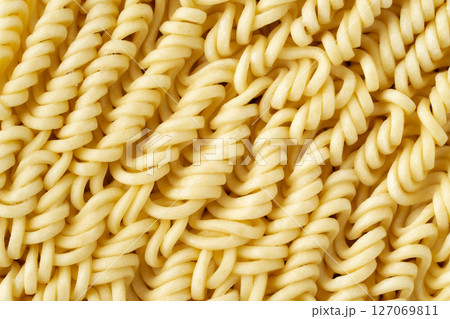 インスタントラーメンの麺のクローズアップ インスタントラーメンの麺のクローズアップ 127069811