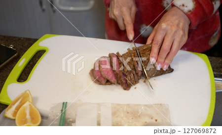 肉を切る女性の手 肉を切る女性の手 127069872