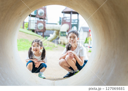 公園でトンネルを覗き込む女の子たち 公園でトンネルを覗き込む女の子たち 127069881