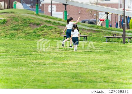 公園で走って遊ぶ女の子たち 127069882