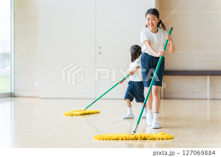 体育館を掃除する女の子 体育館を掃除する女の子 127069884