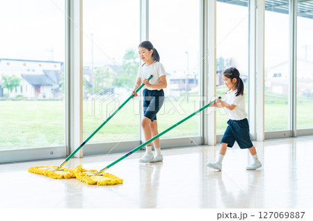 体育館を掃除する女の子 127069887