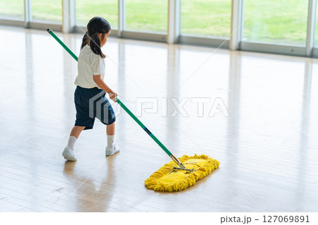 体育館をモップ掃除する女の子 127069891