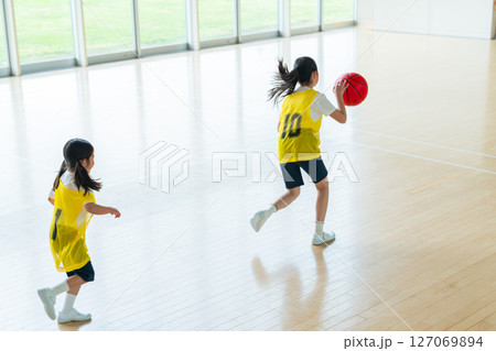 バスケットボールをする子供たち 127069894