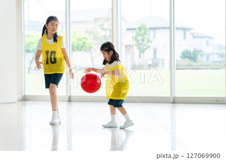 バスケットボールをする子供たち 127069900