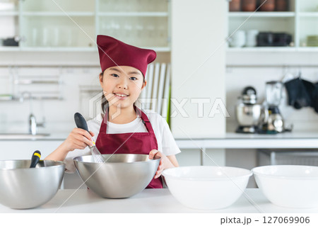 キッチンで料理する女の子 127069906