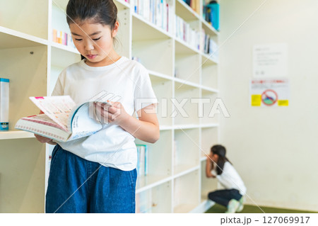 図書室で本を読む女の子 127069917