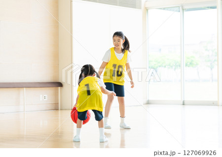 バスケットボールをする子供たち バスケットボールをする子供たち 127069926