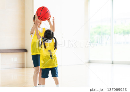 バスケットボールをする子供たち 127069928