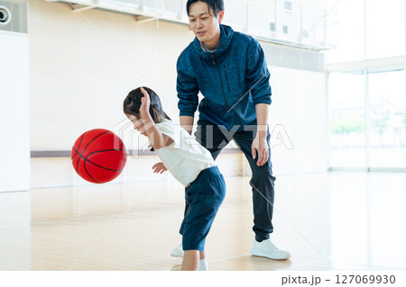 バスケットボールをする女の子と指導する男性 127069930