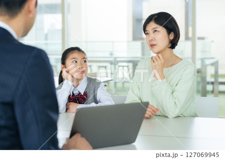 三者面談を受ける親子 三者面談を受ける親子 127069945