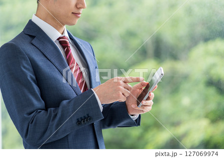スマホを操作するビジネスマン（パーツ） 127069974