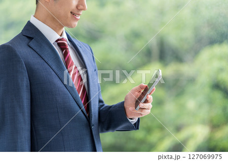 スマホを操作するビジネスマン(パーツ) スマホを操作するビジネスマン(パーツ) 127069975