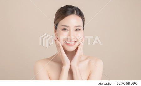 肌を気にする30代の日本人女性モデル 127069990