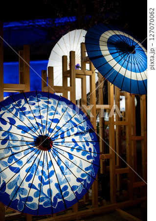 岡山県倉敷市の観光地の美観地区で夜のライトアップされた和傘　倉敷春宵あかり 127070062