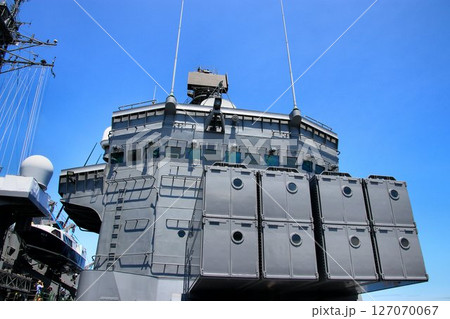 アスロック対潜ミサイルランチャーと練習艦『しまかぜ』の艦橋 127070067