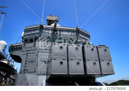 アスロック対潜ミサイルランチャーと練習艦『しまかぜ』の艦橋 127070068