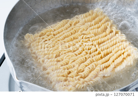 インスタントラーメンを鍋で茹でる 127070071