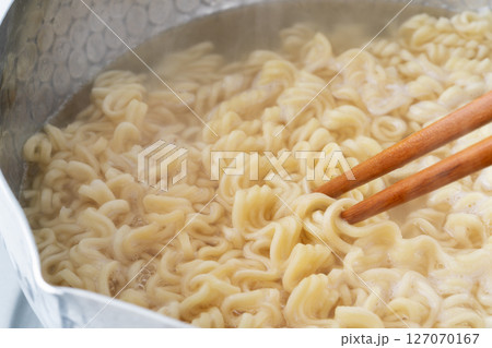 インスタントラーメンを鍋で茹でる インスタントラーメンを鍋で茹でる 127070167