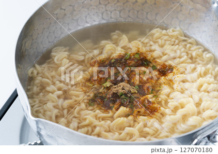 インスタントラーメンを鍋で作る 127070180